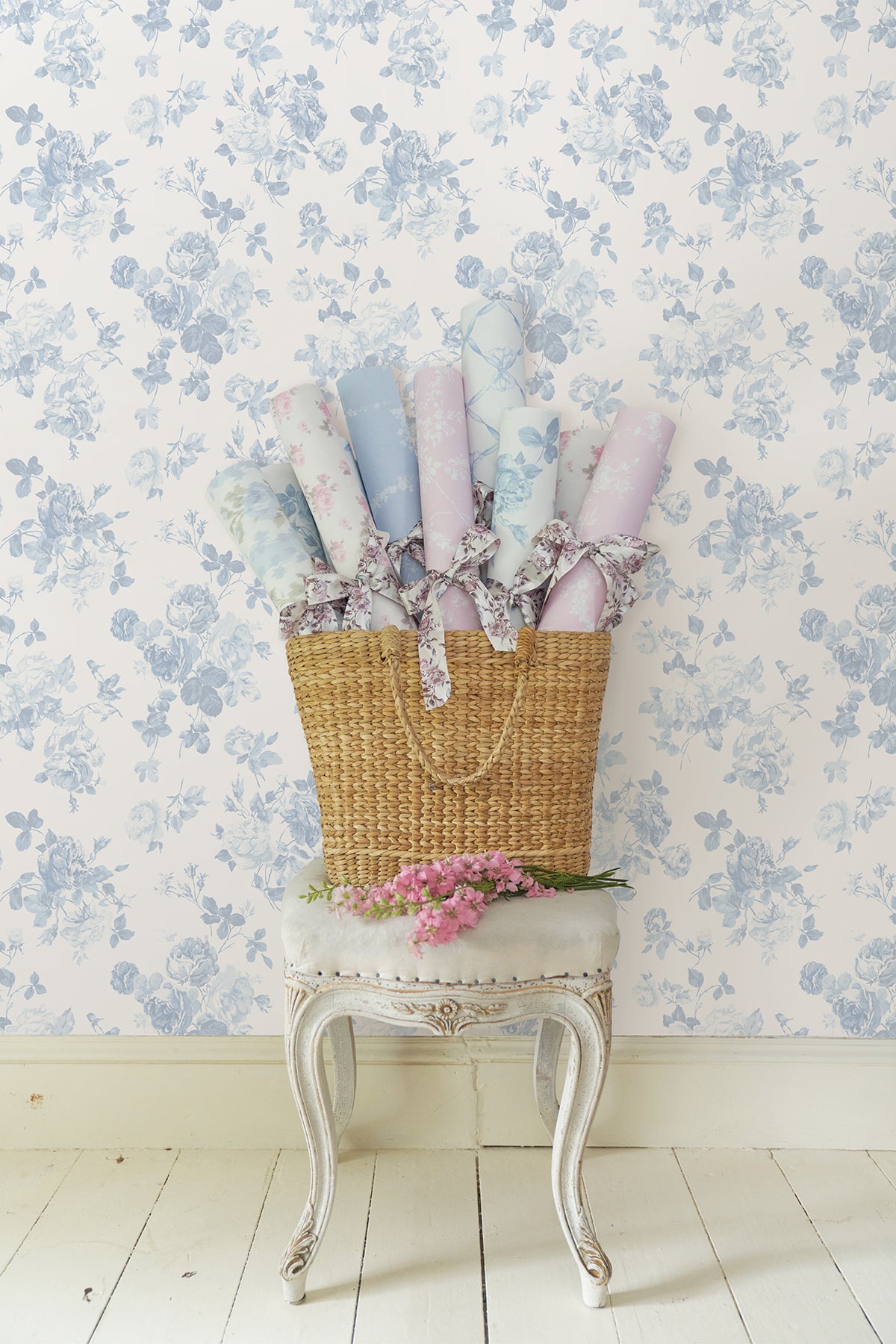 AST4102-peel-and-stick-wallpaper-room-scene-detail-closeup
