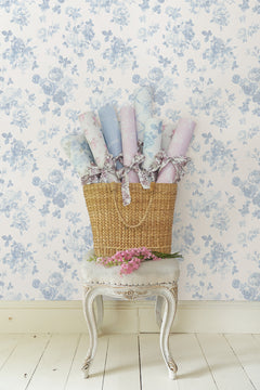 AST4102-peel-and-stick-wallpaper-room-scene-detail-closeup