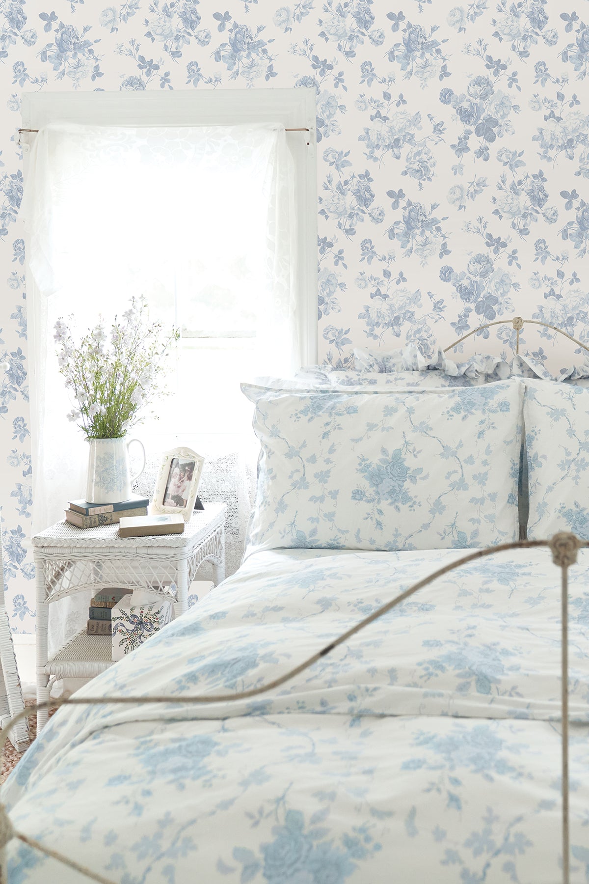 AST4102-peel-and-stick-wallpaper-room-scene-4