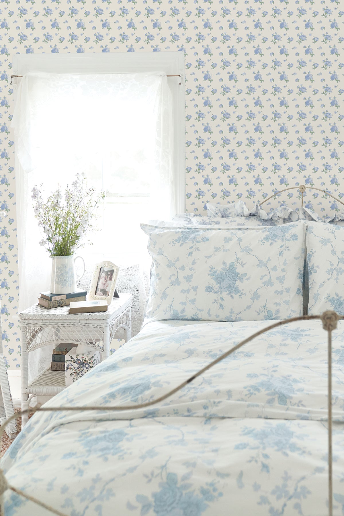 AST4107-peel-and-stick-wallpaper-room-scene-4