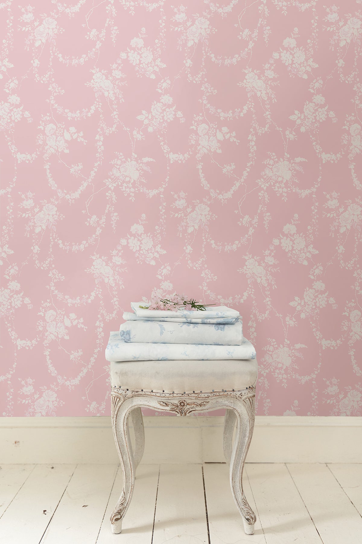 AST4110-peel-and-stick-wallpaper-room-scene