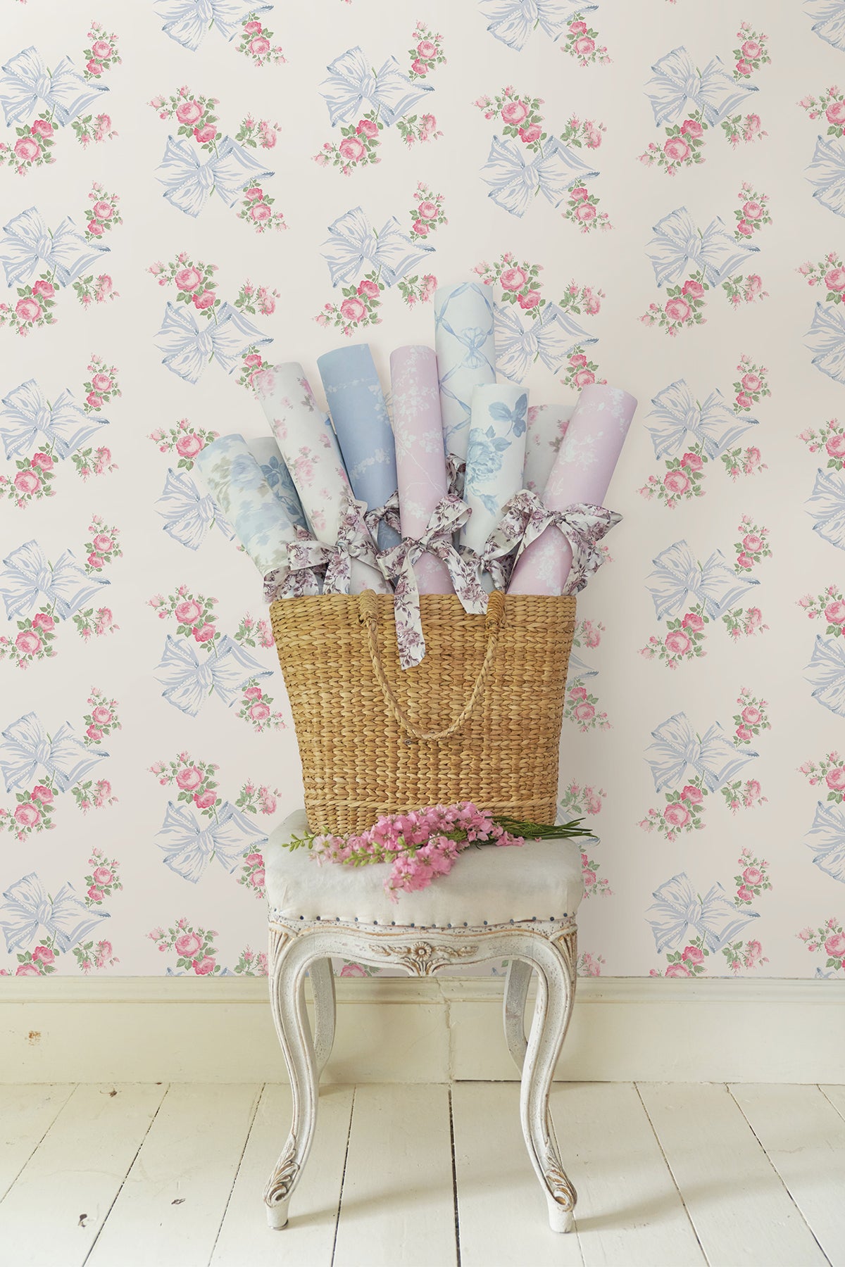 AST4113-peel-and-stick-wallpaper-room-scene-detail-closeup
