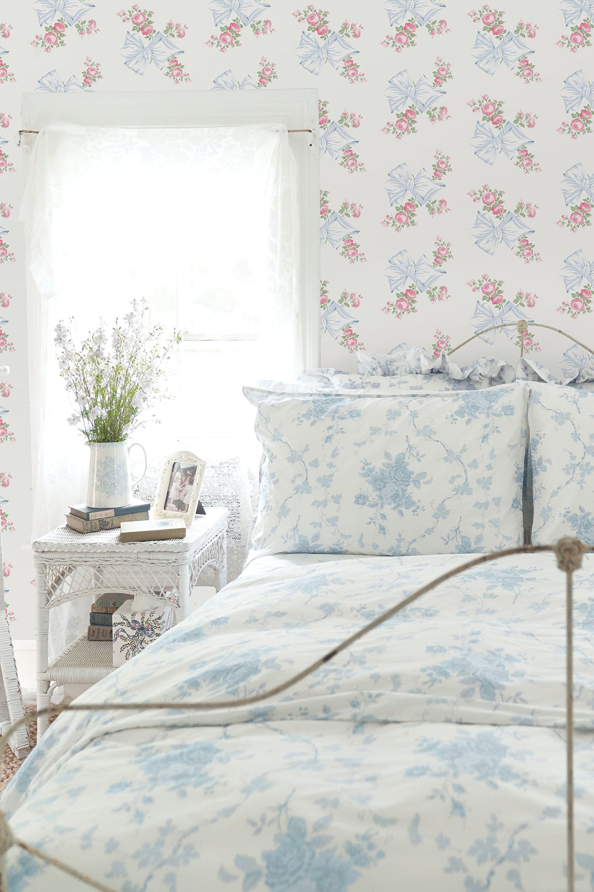 AST4113-peel-and-stick-wallpaper-room-scene-4