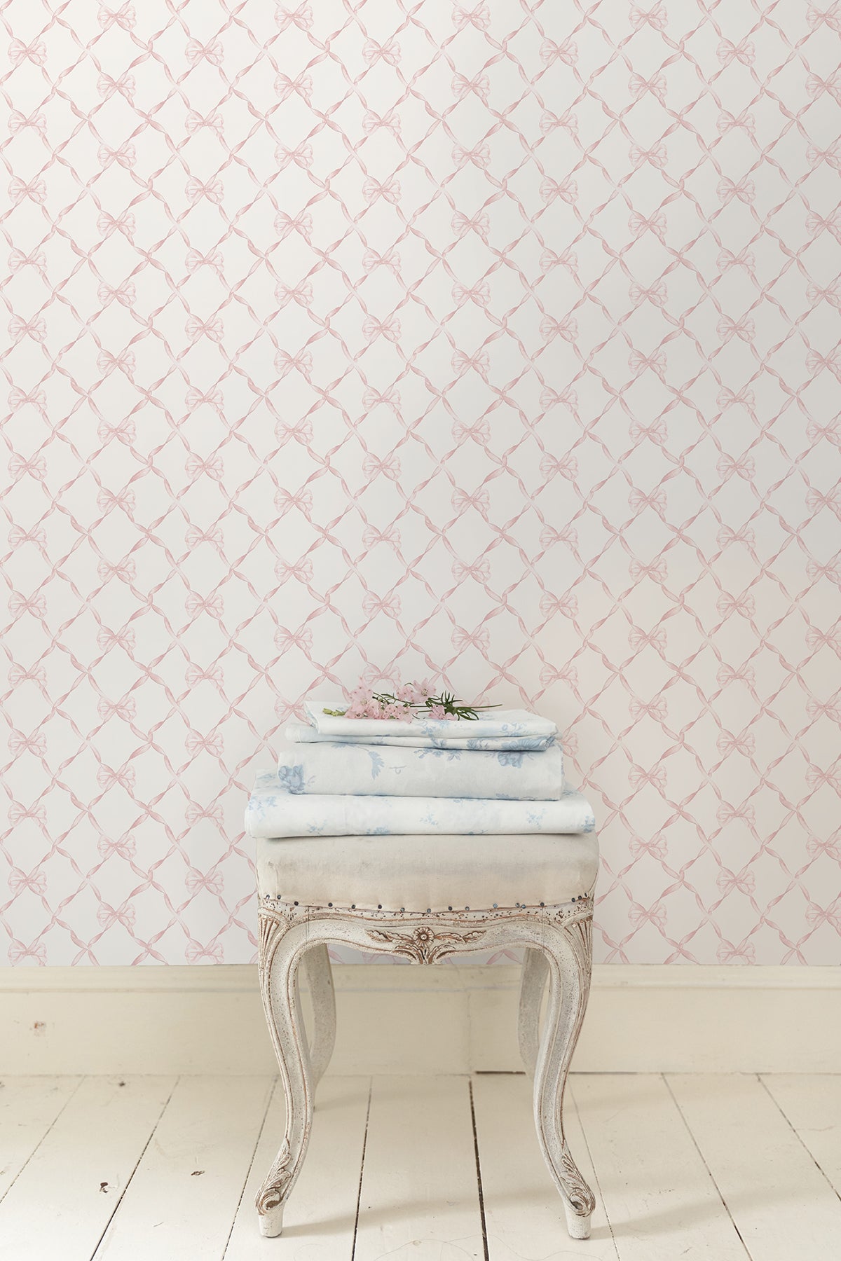 AST4114-peel-and-stick-wallpaper-room-scene