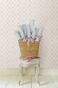 AST4114-peel-and-stick-wallpaper-room-scene-detail-closeup
