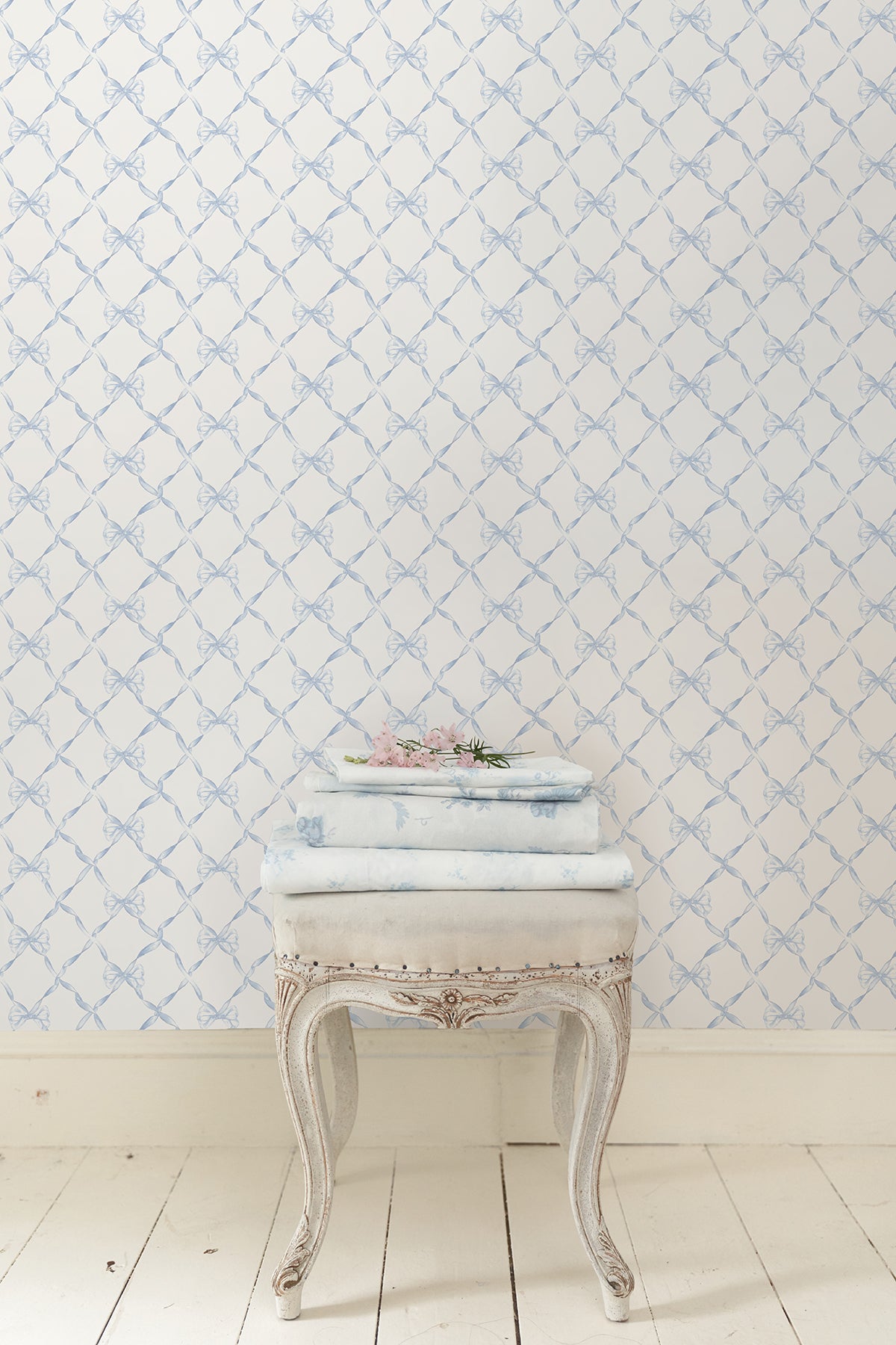 AST4168-peel-and-stick-wallpaper-room-scene