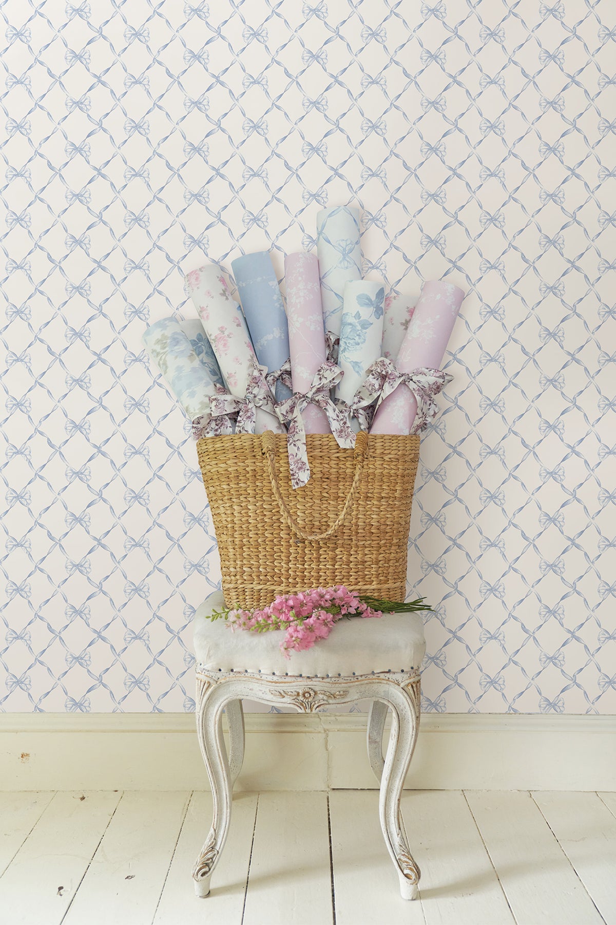 AST4168-peel-and-stick-wallpaper-room-scene-detail-closeup