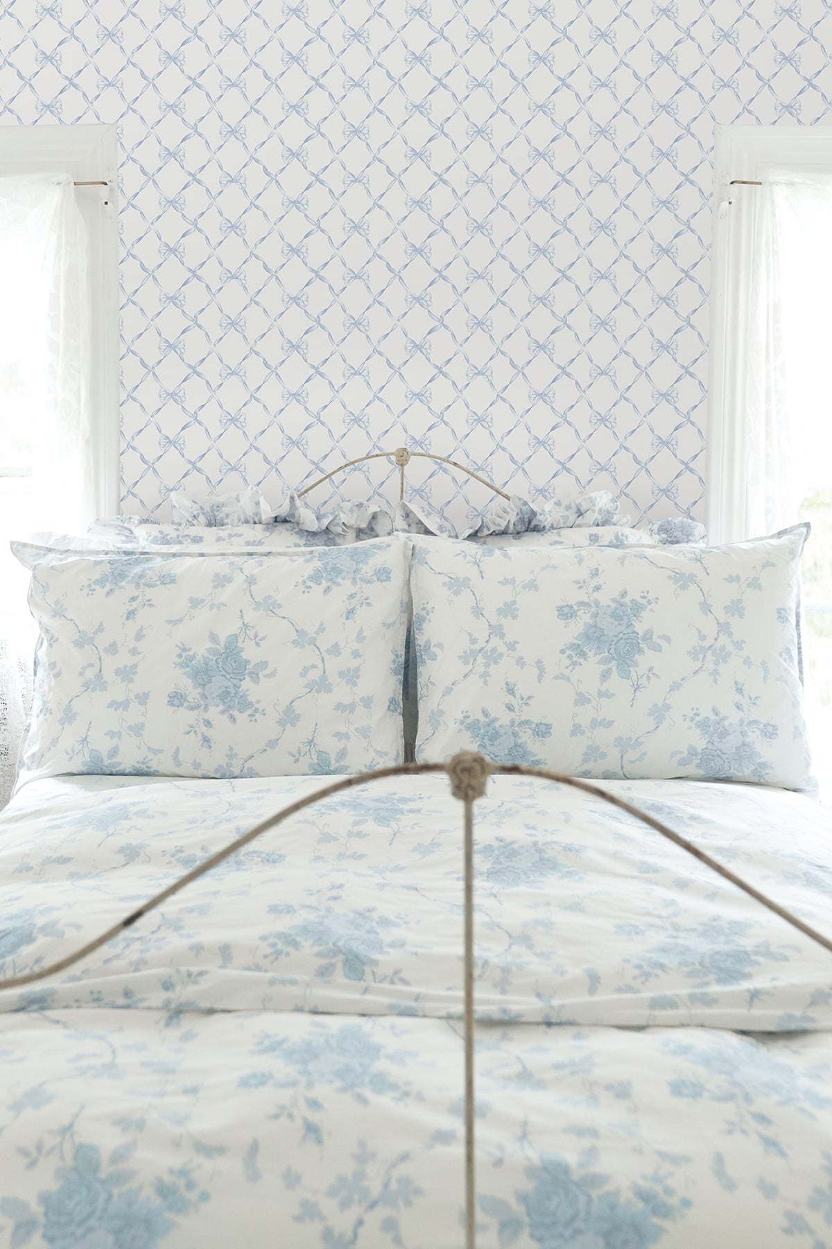 AST4168-peel-and-stick-wallpaper-room-scene-additional-view