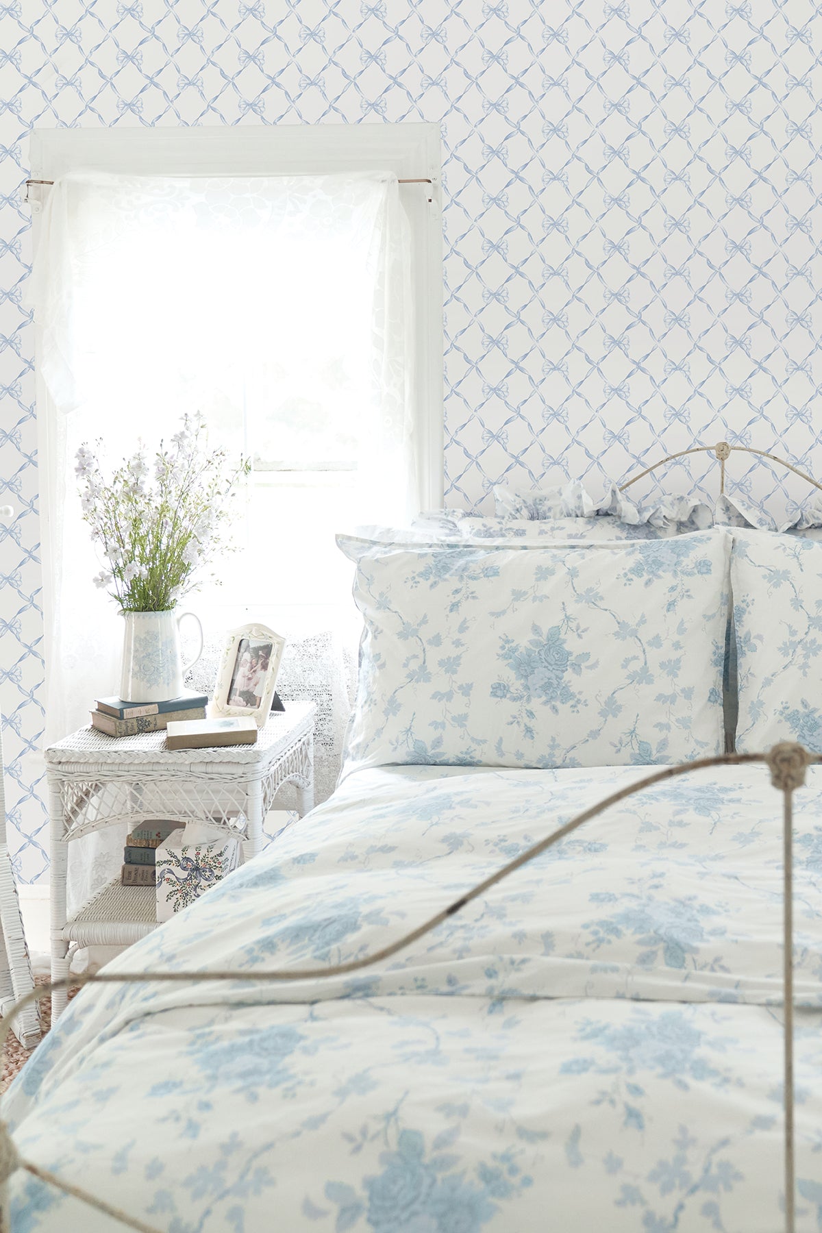 AST4168-peel-and-stick-wallpaper-room-scene-additional-view