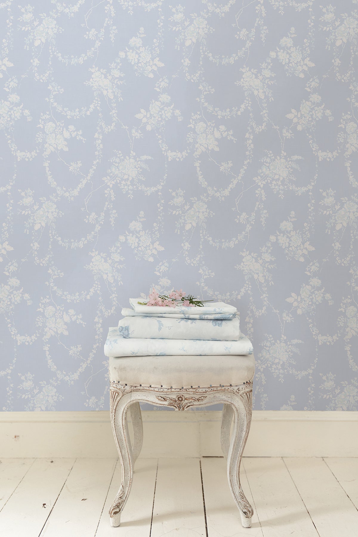 AST4170-peel-and-stick-wallpaper-room-scene