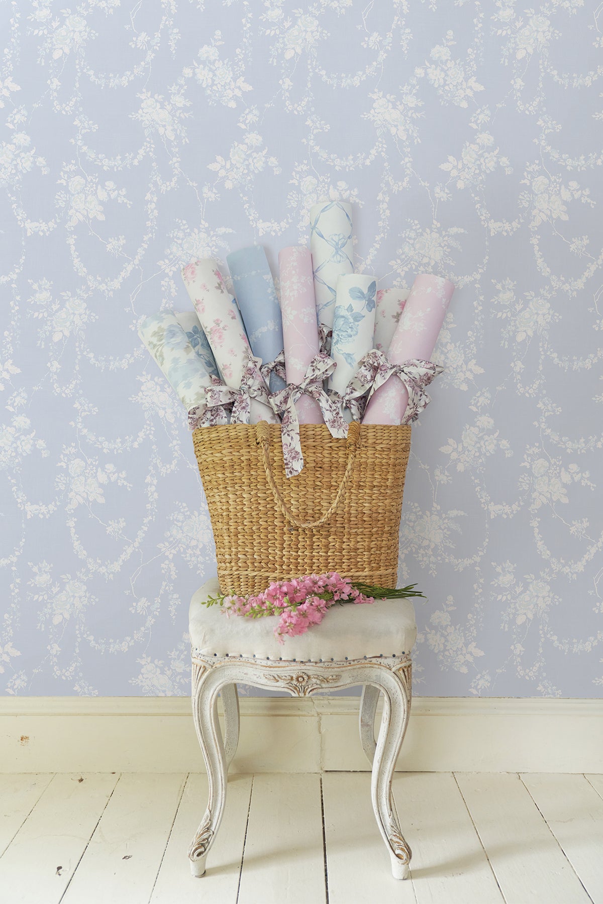 AST4170-peel-and-stick-wallpaper-room-scene-detail-closeup