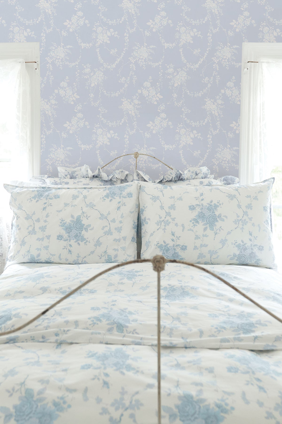 AST4170-peel-and-stick-wallpaper-room-scene-additional-view