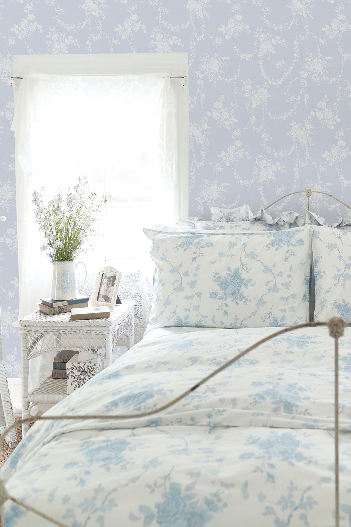 AST4170-peel-and-stick-wallpaper-room-scene-4