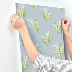 AST4339-peel-and-stick-wallpaper-stick-application-step