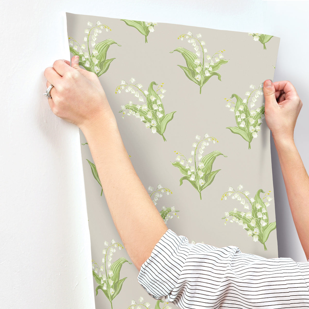 AST4341-peel-and-stick-wallpaper-stick-application-step