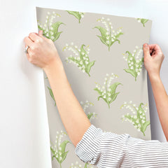 AST4341-peel-and-stick-wallpaper-stick-application-step