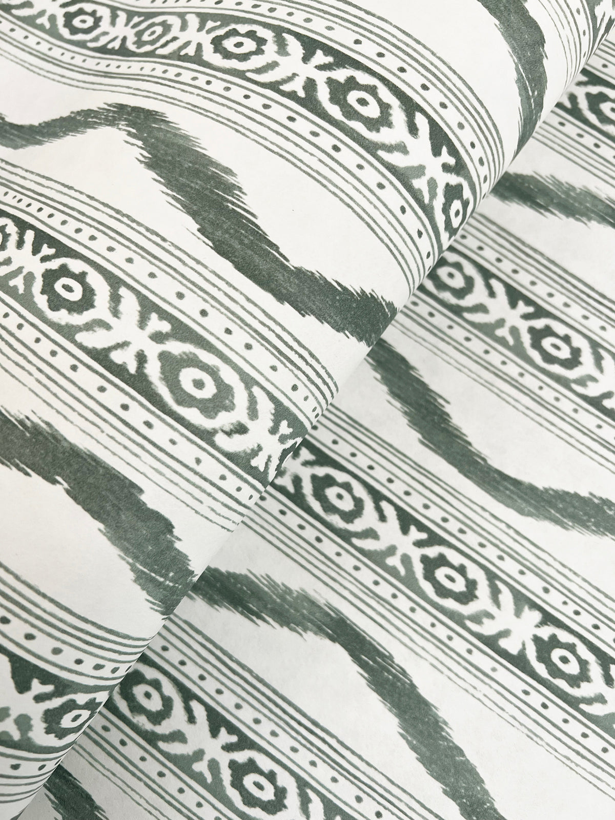 AST4347-peel-and-stick-wallpaper-detail-closeup