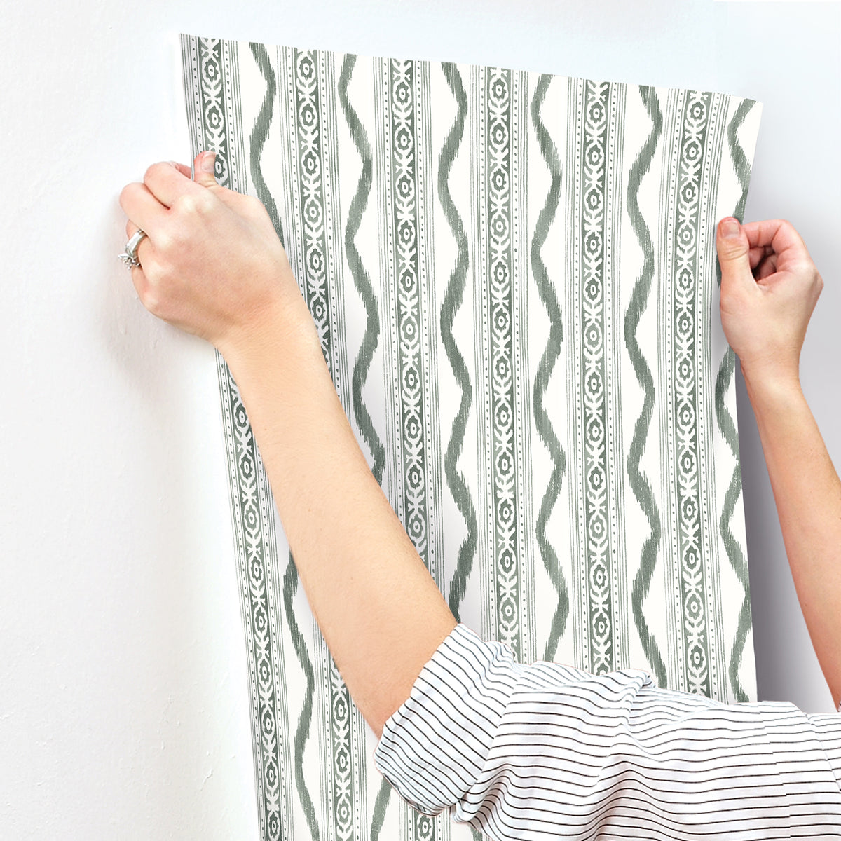 AST4347-peel-and-stick-wallpaper-stick-application-step