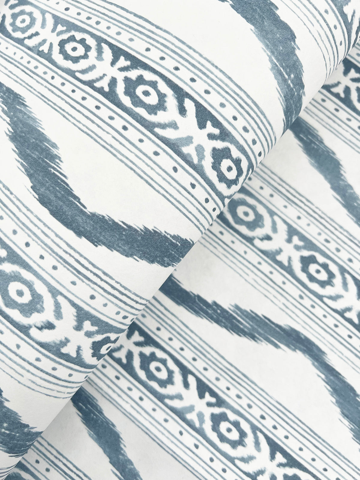 AST4349-peel-and-stick-wallpaper-detail-closeup