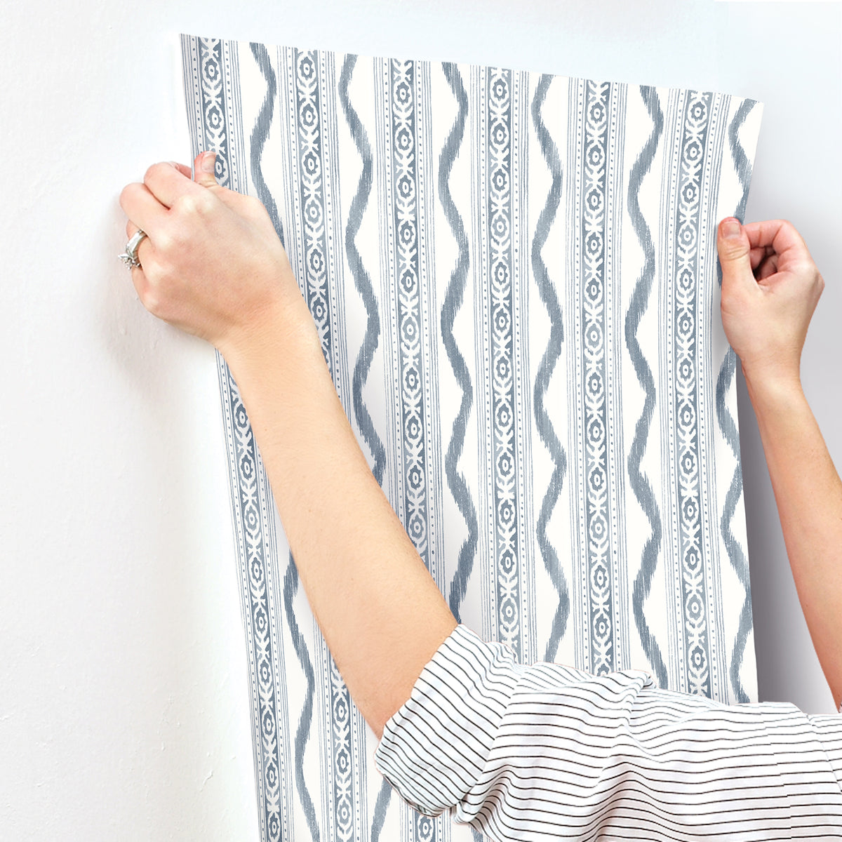 AST4349-peel-and-stick-wallpaper-stick-application-step