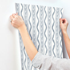 AST4349-peel-and-stick-wallpaper-stick-application-step