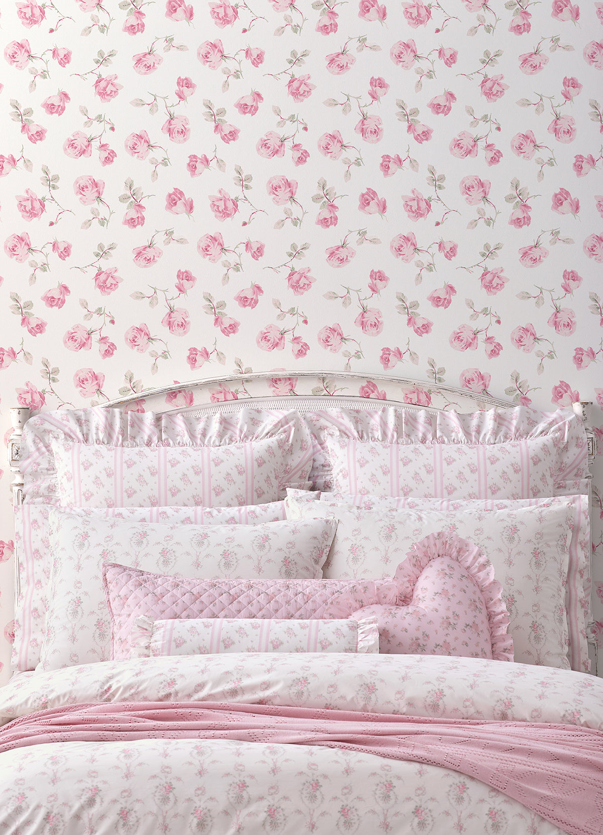 AST6084-peel-and-stick-wallpaper-room-scene
