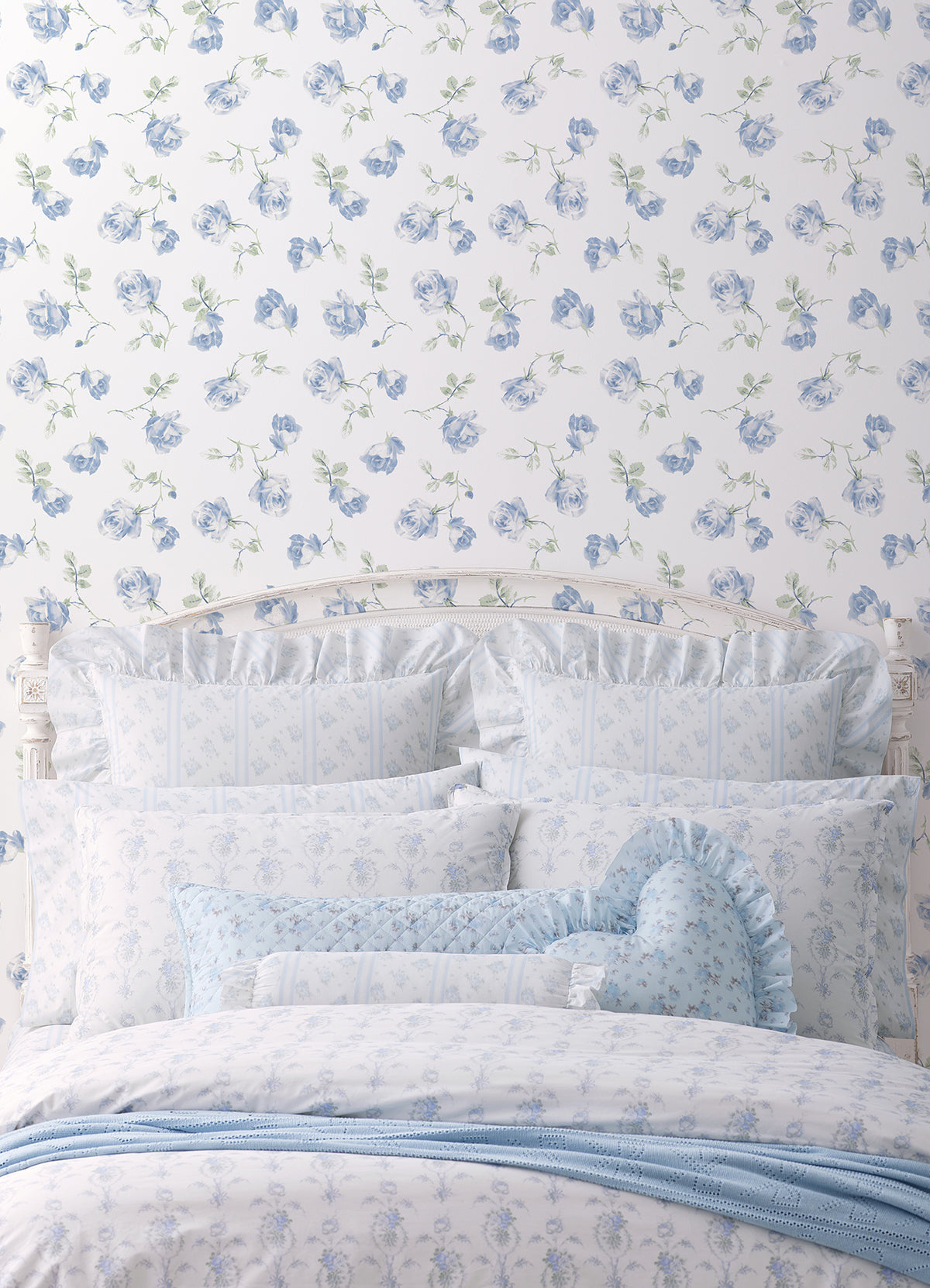 AST6085-peel-and-stick-wallpaper-room-scene