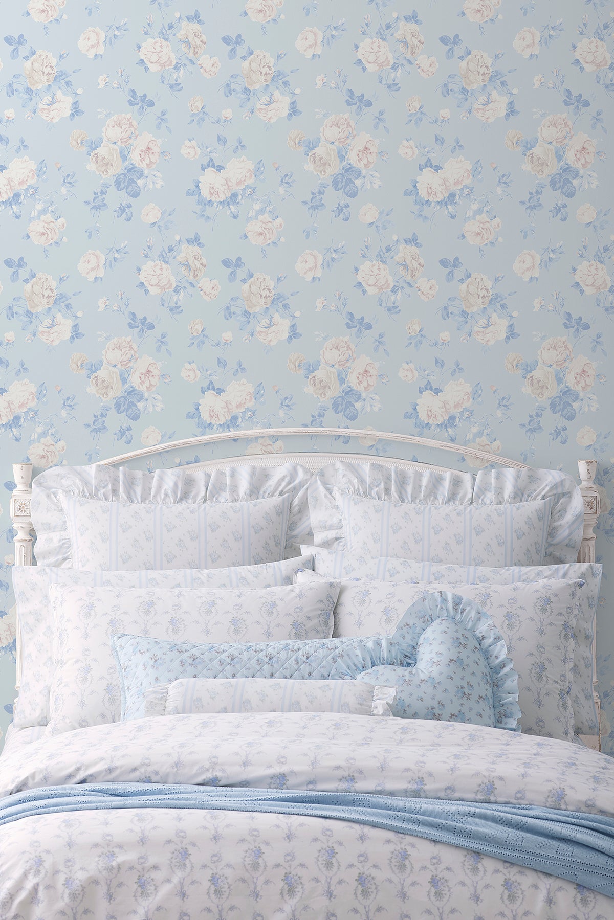 AST6492-peel-and-stick-wallpaper-room-scene