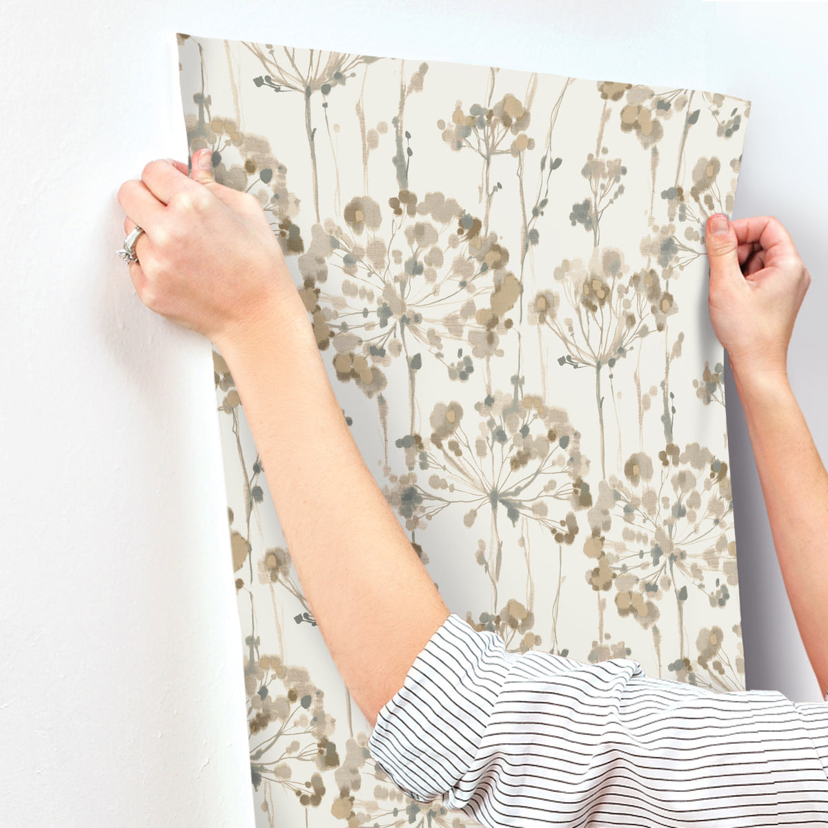 CN2103-peel-and-stick-wallpaper-stick-application-step