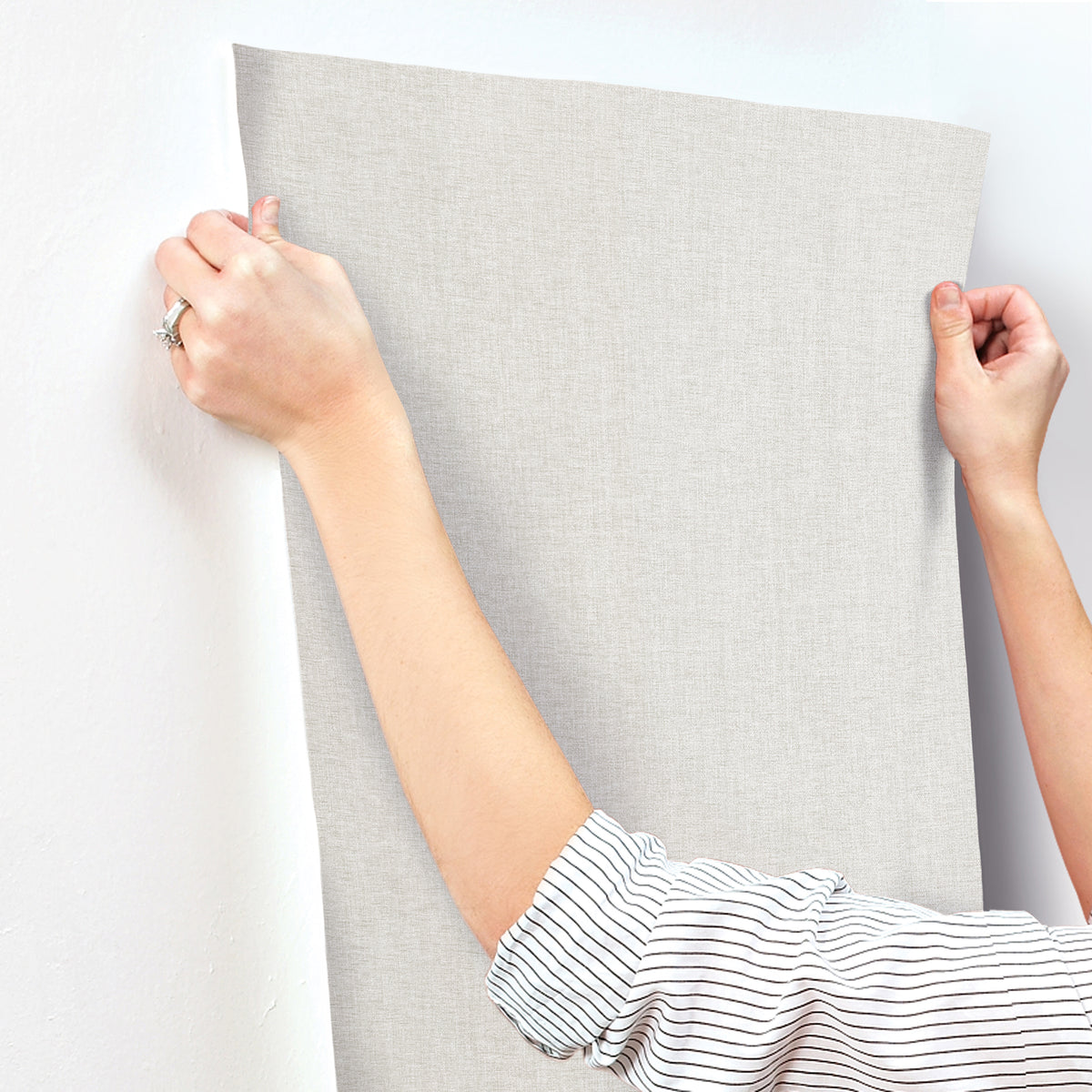 COD0651-peel-and-stick-wallpaper-stick-application-step