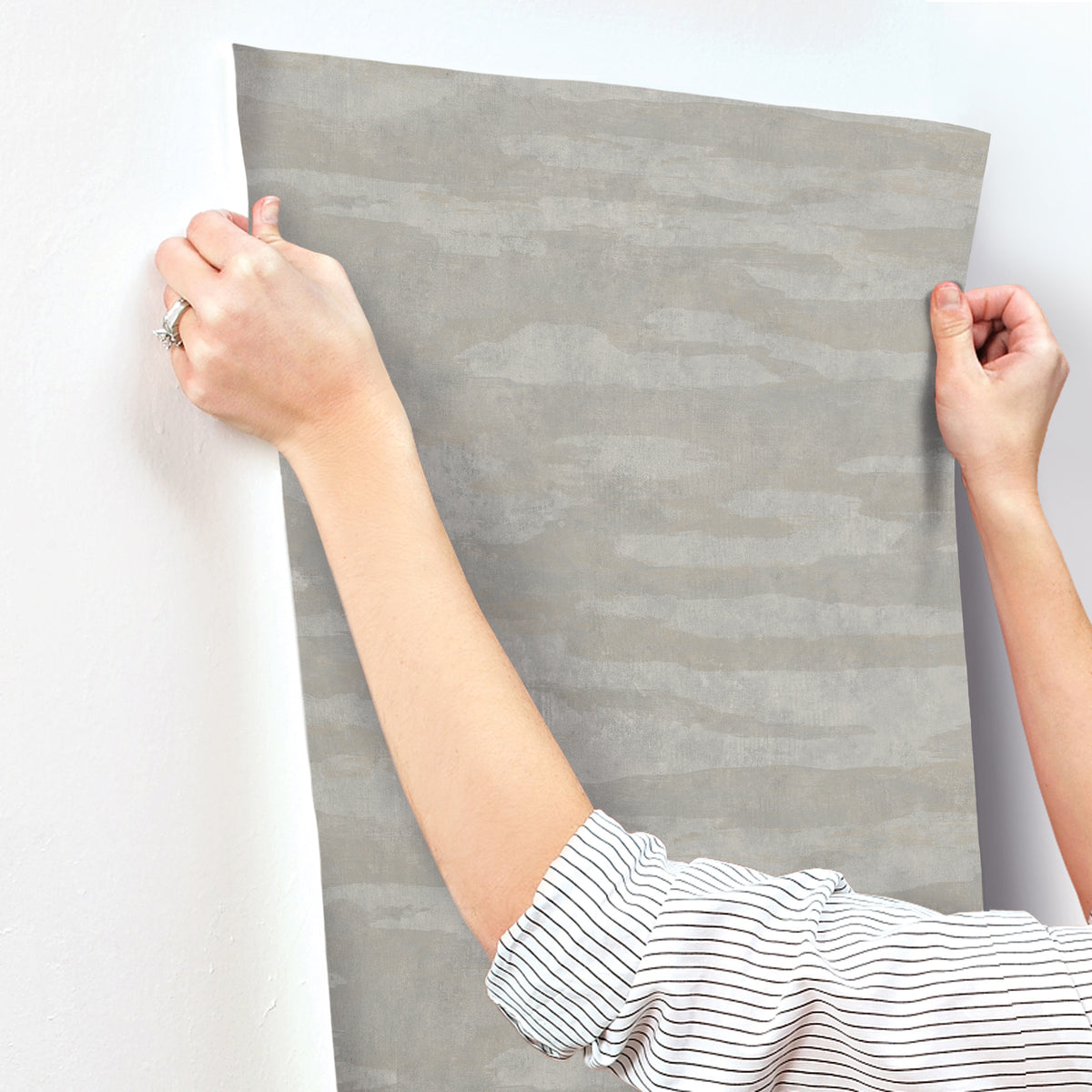 COD0654-peel-and-stick-wallpaper-stick-application-step