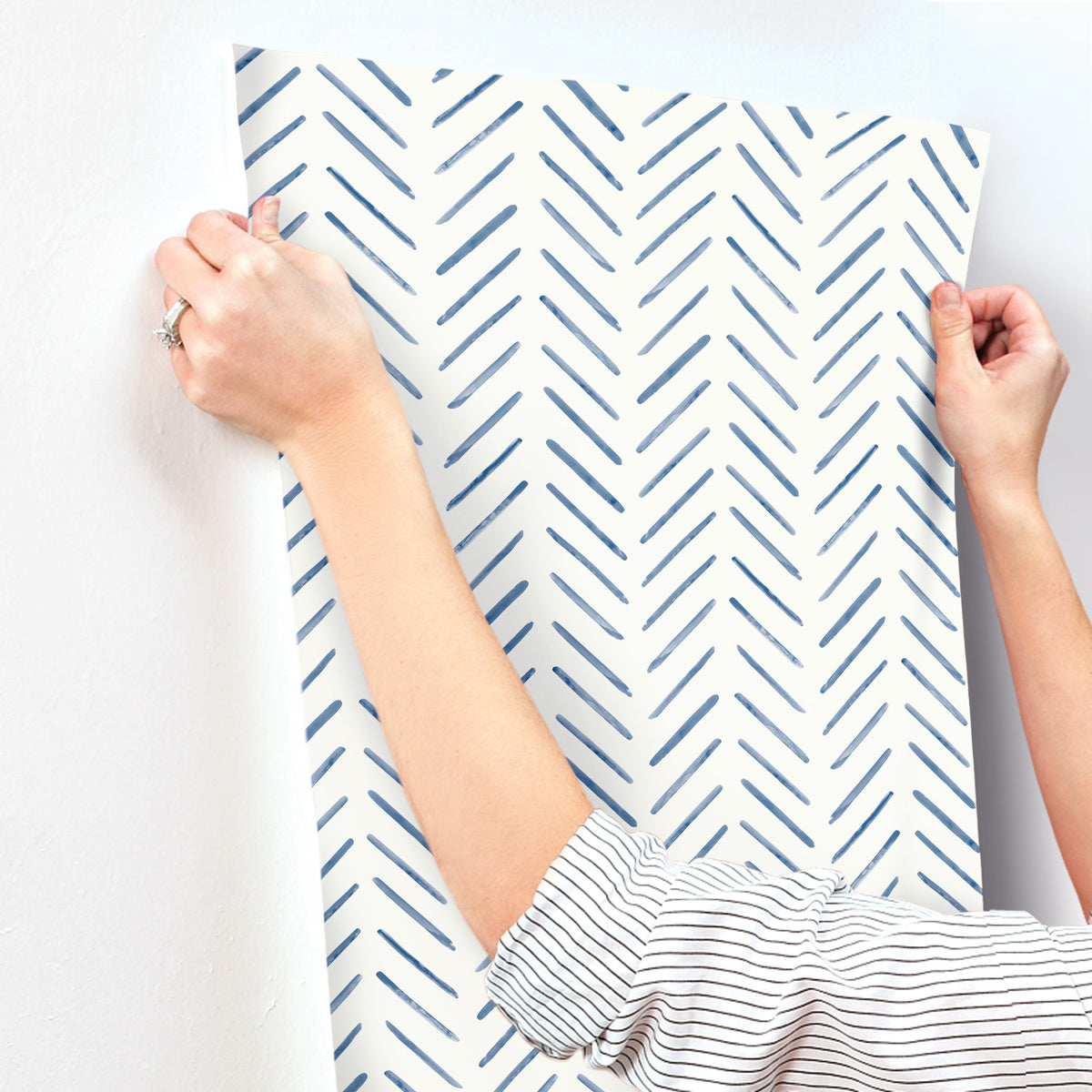CV4455-peel-and-stick-wallpaper-stick-application-step