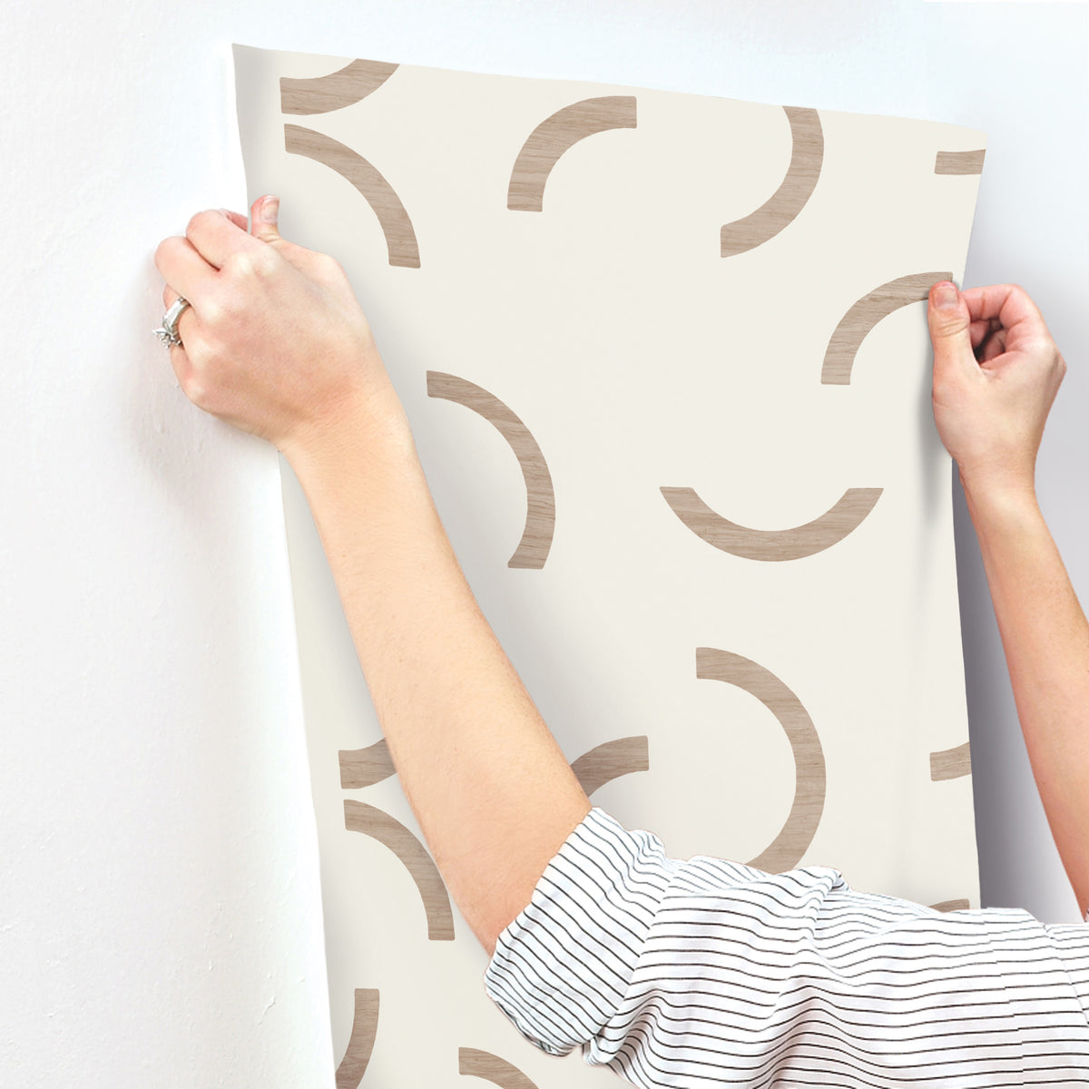 FM1024-peel-and-stick-wallpaper-stick-application-step