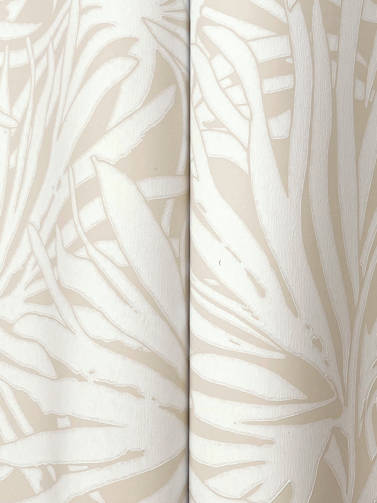 GN2571-peel-and-stick-wallpaper-detail-closeup
