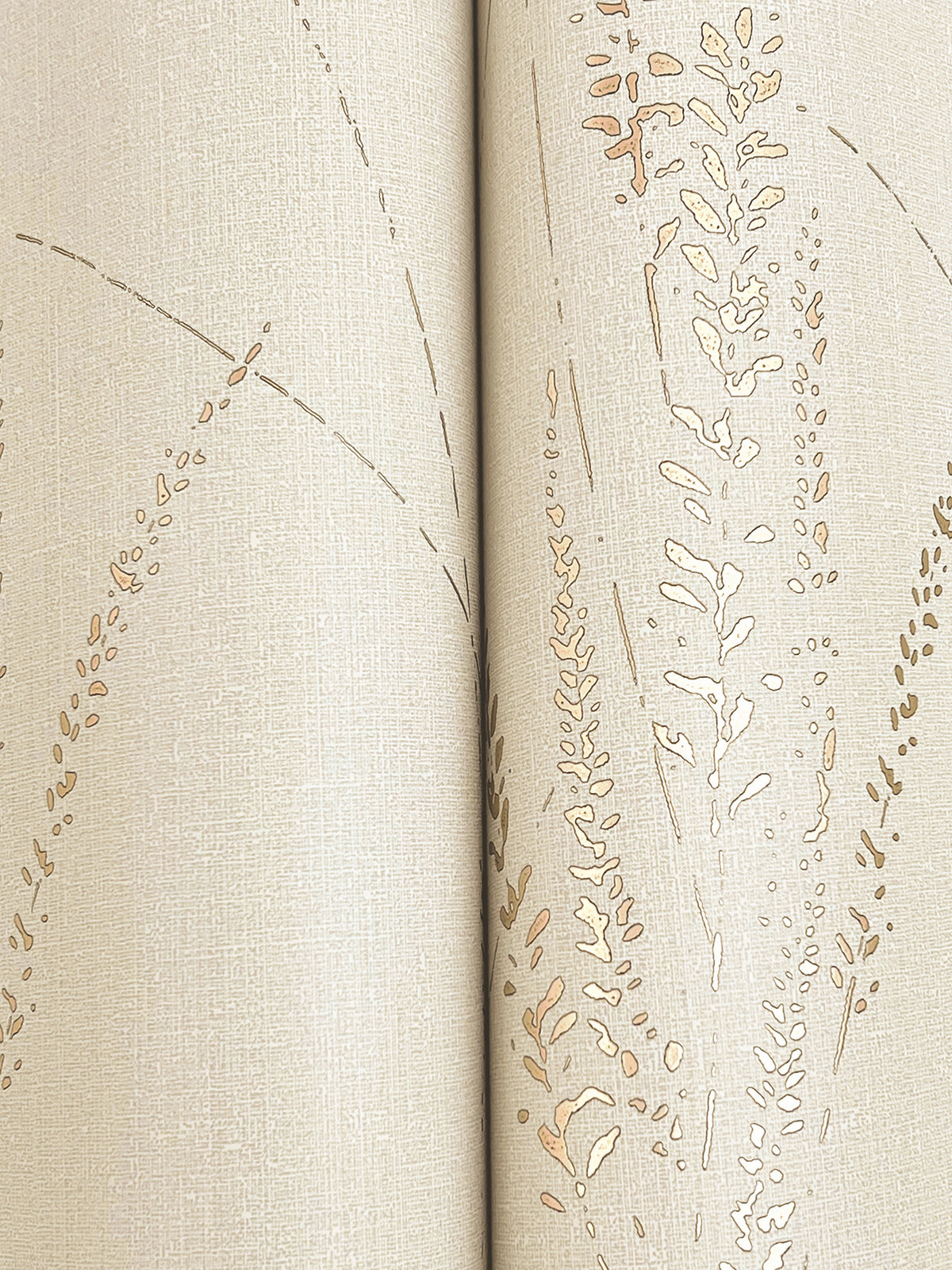 GN2644-peel-and-stick-wallpaper-detail-closeup
