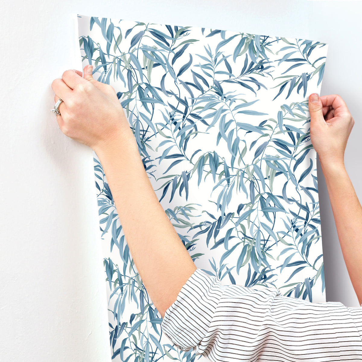 GO8242-peel-and-stick-wallpaper-stick-application-step