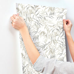 GO8243-peel-and-stick-wallpaper-stick-application-step