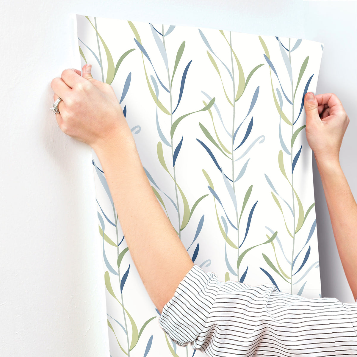 GO8323-peel-and-stick-wallpaper-stick-application-step
