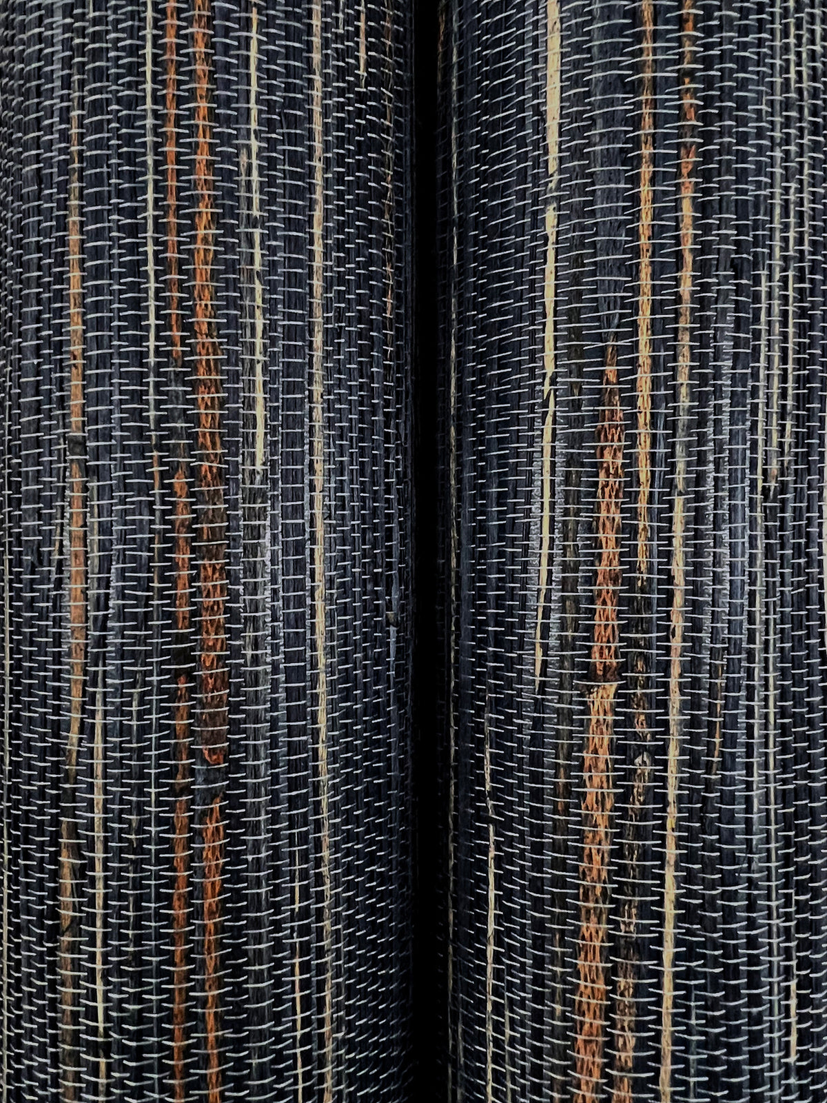 GRL88381-peel-and-stick-wallpaper-detail-closeup