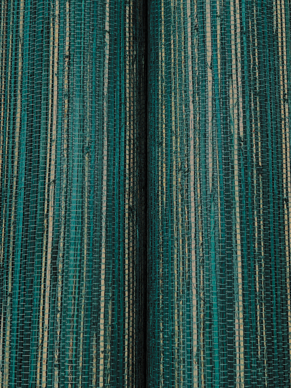 GRL88472-peel-and-stick-wallpaper-detail-closeup