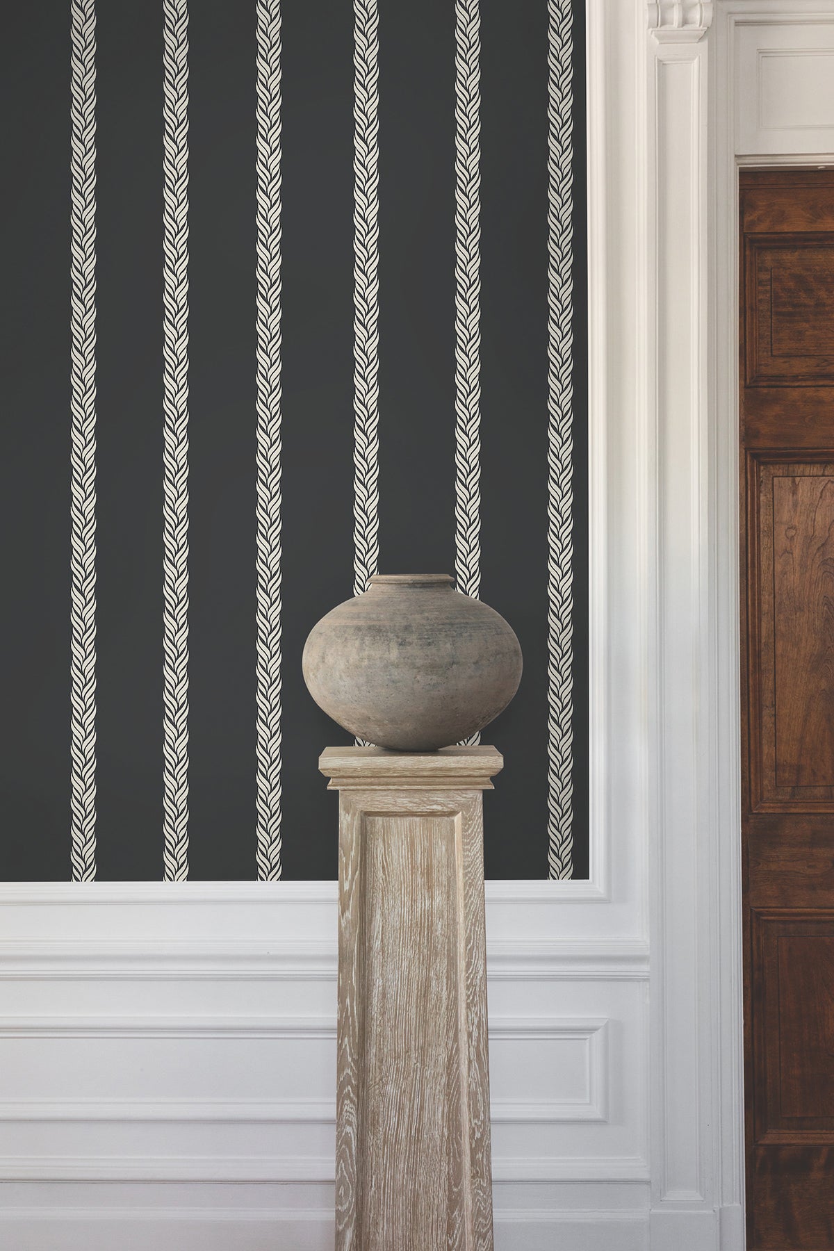 GT4542-peel-and-stick-wallpaper-room-scene-detail-closeup