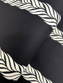 GT4542-peel-and-stick-wallpaper-detail-closeup