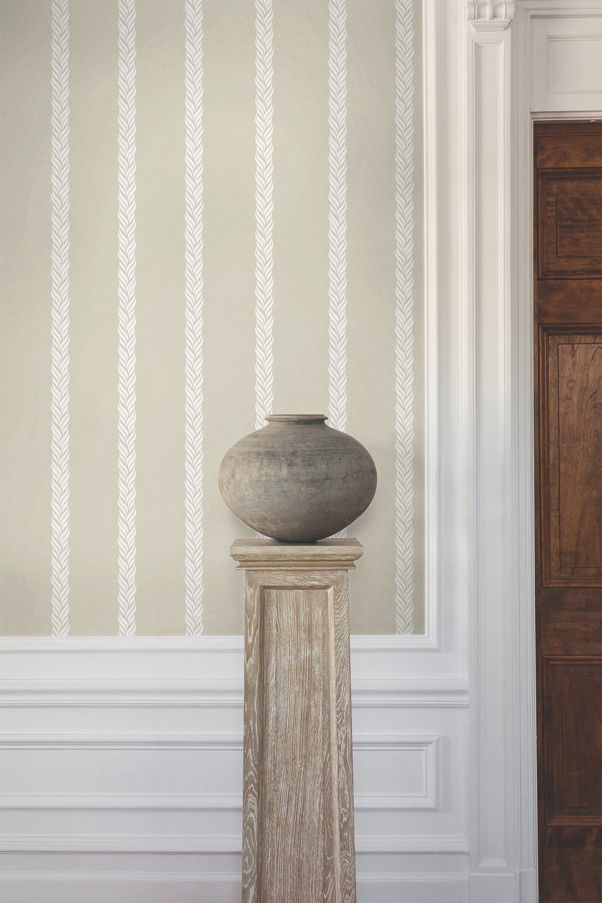 GT4544-peel-and-stick-wallpaper-room-scene-detail-closeup