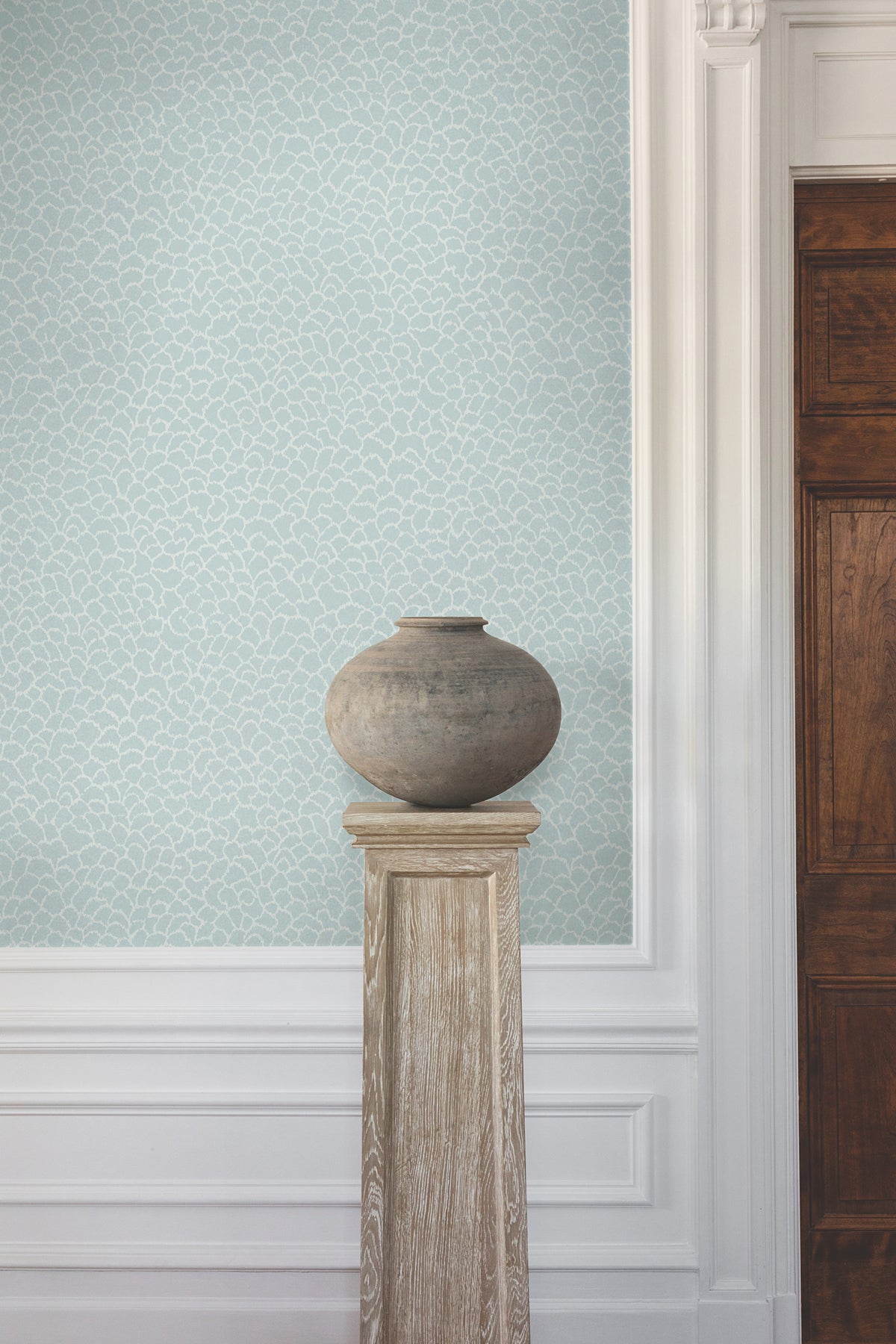 GT4572-peel-and-stick-wallpaper-room-scene-detail-closeup