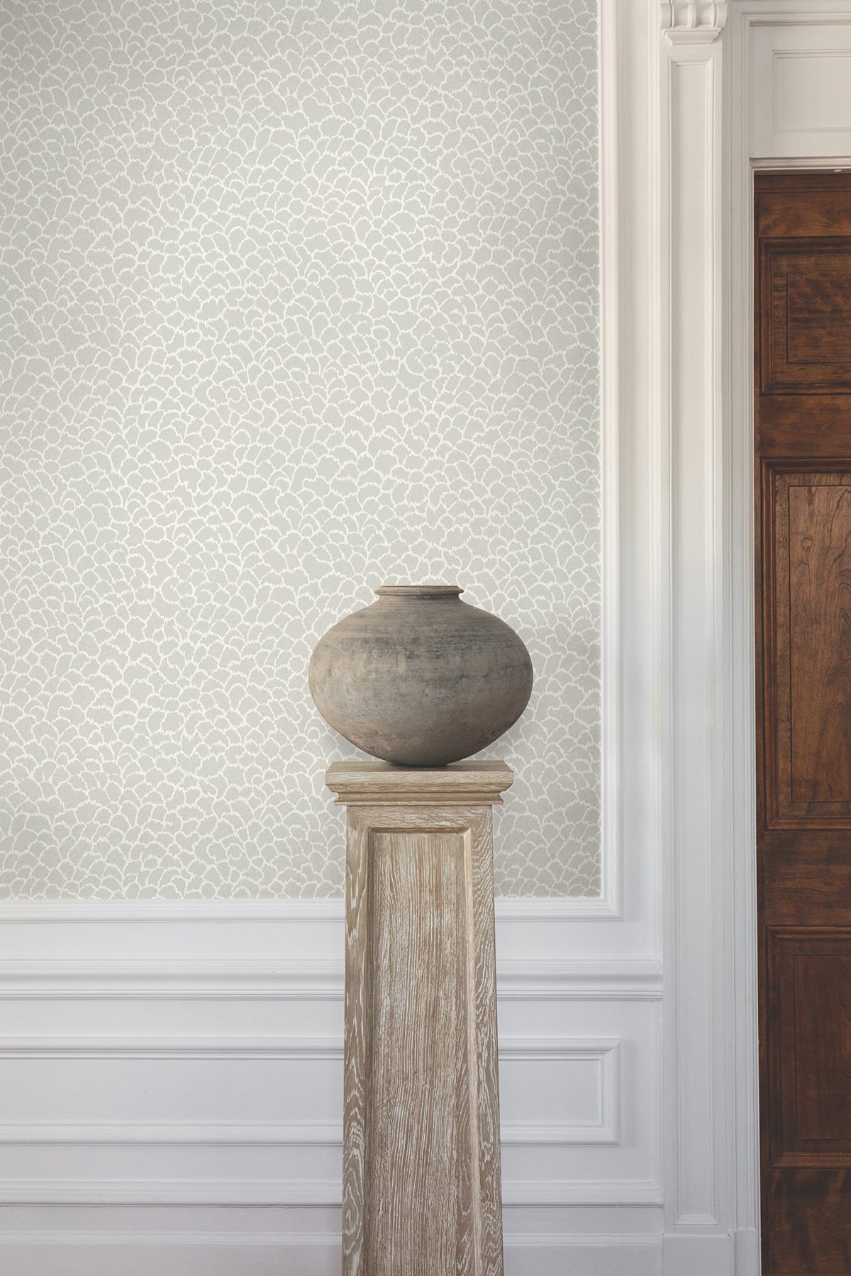 GT4574-peel-and-stick-wallpaper-room-scene-detail-closeup
