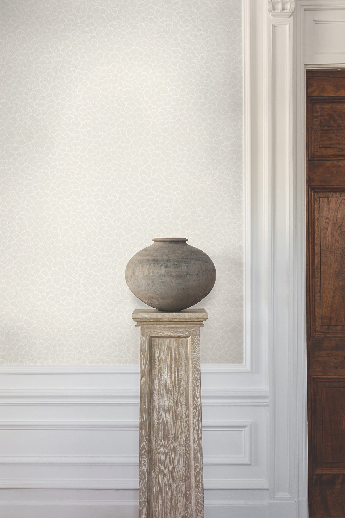 GT4576-peel-and-stick-wallpaper-room-scene-detail-closeup