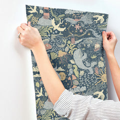 MB29018-peel-and-stick-wallpaper-stick-application-step