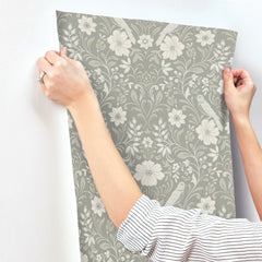 MF4746-peel-and-stick-wallpaper-stick-application-step