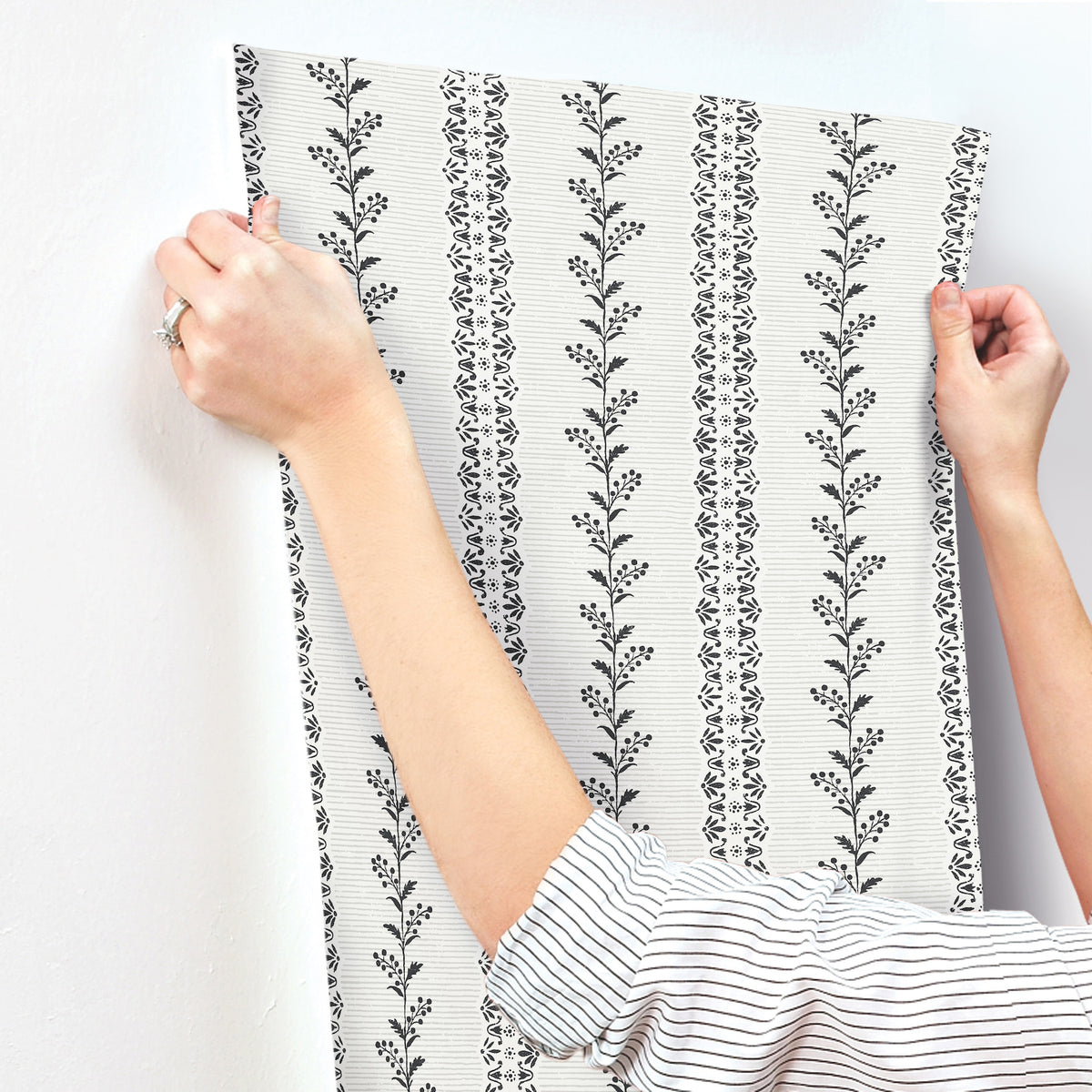 MF4761-peel-and-stick-wallpaper-stick-application-step