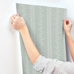 MF4762-peel-and-stick-wallpaper-stick-application-step